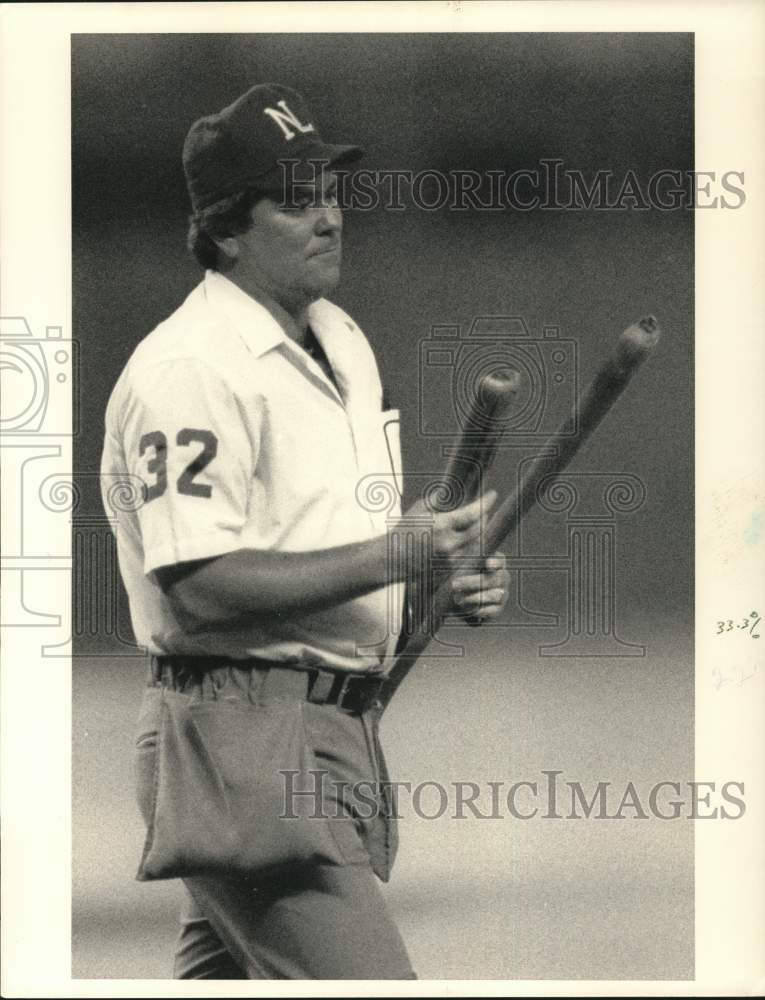 1987 Press Photo Umpire examines broken bat of Houston Astros' Billy Hatcher - Historic Images