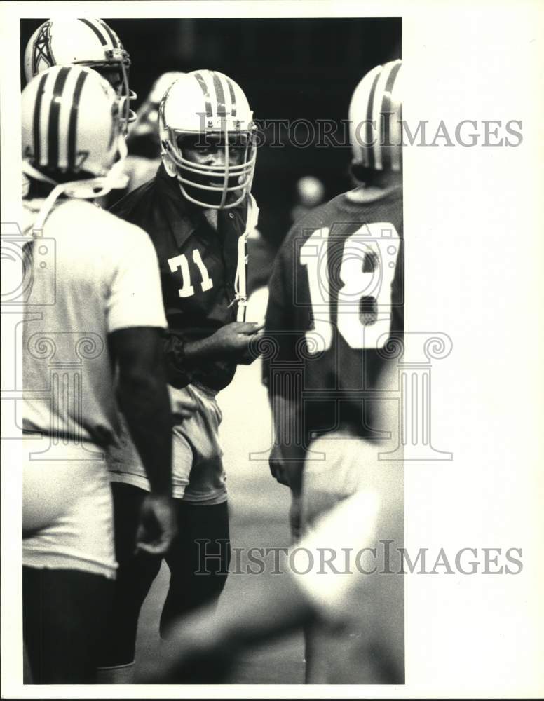 1980 Press Photo Houston Oilers football player Ken Kennard and teammates- Historic Images
