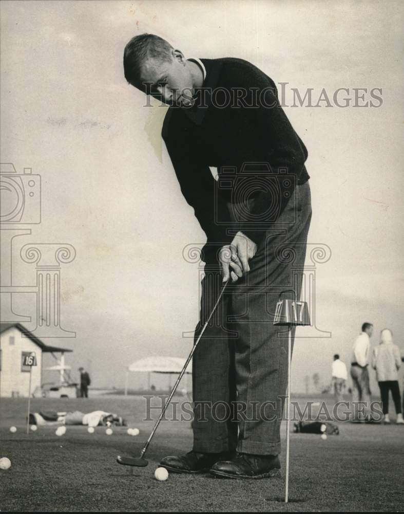 1962 Press Photo Golfer Mark Hopkins practices putting - hps20891 - Historic Images