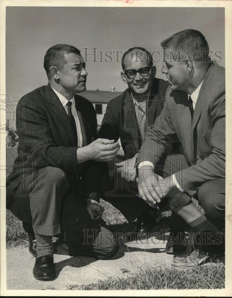 Press Photo Lemm, Trask, Jamison kneel - hps20902- Historic Images