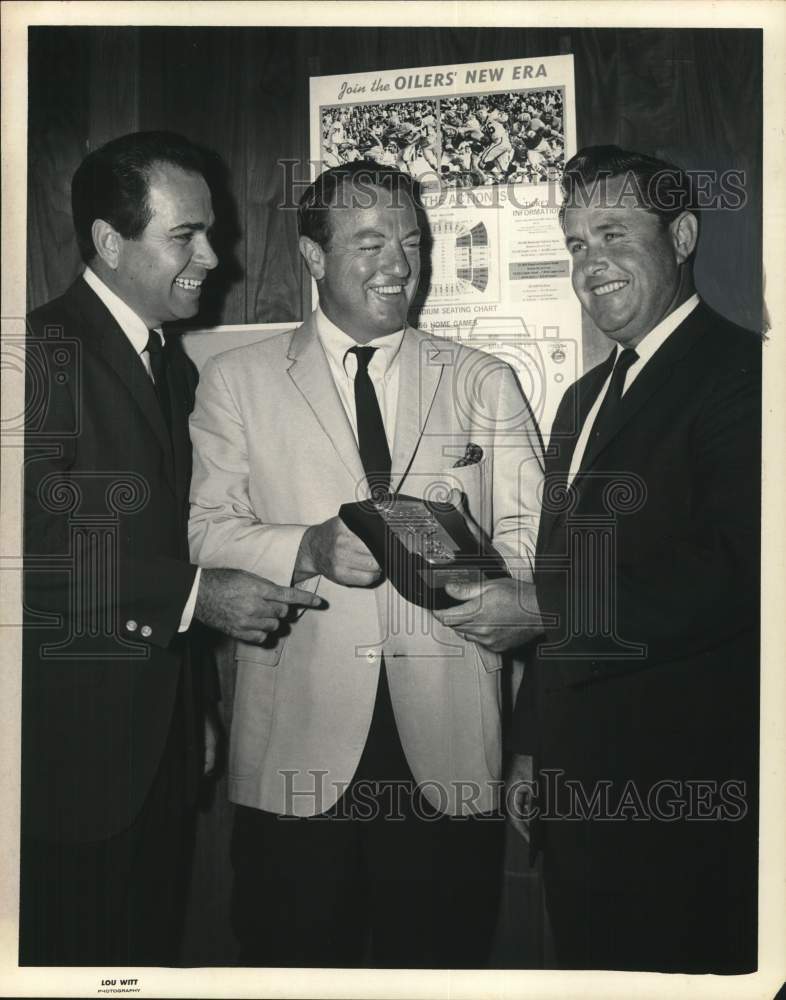 1966 Press Photo Houston Oilers ticket salesmen with award from general manager- Historic Images