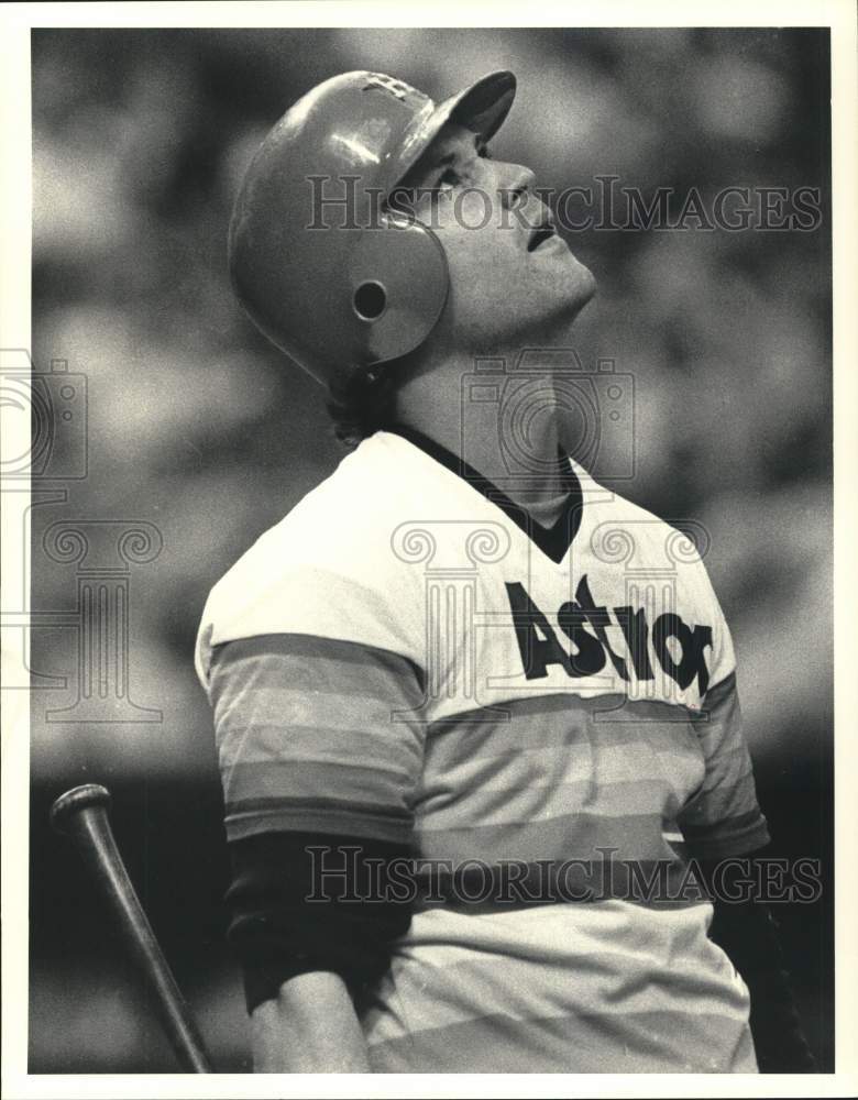 1983 Press Photo Houston Astros pitcher Bob Knepper watches a foul ball- Historic Images