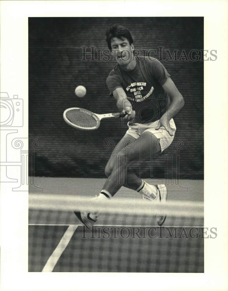 1983 Press Photo Trinity University Tennis Player Chas Honey Hits Lob Shot- Historic Images