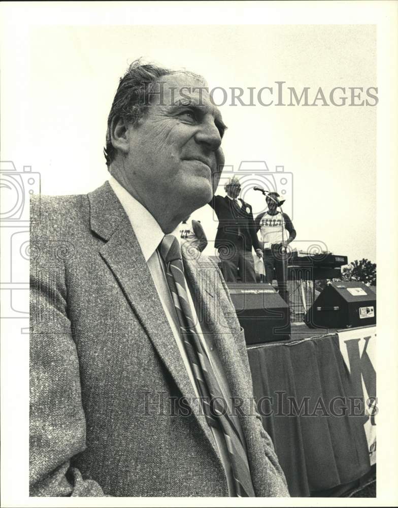 1983 Press Photo Houston Basketball Coach Guy Lewis, Team &amp; Hugh Walker at Rally - Historic Images