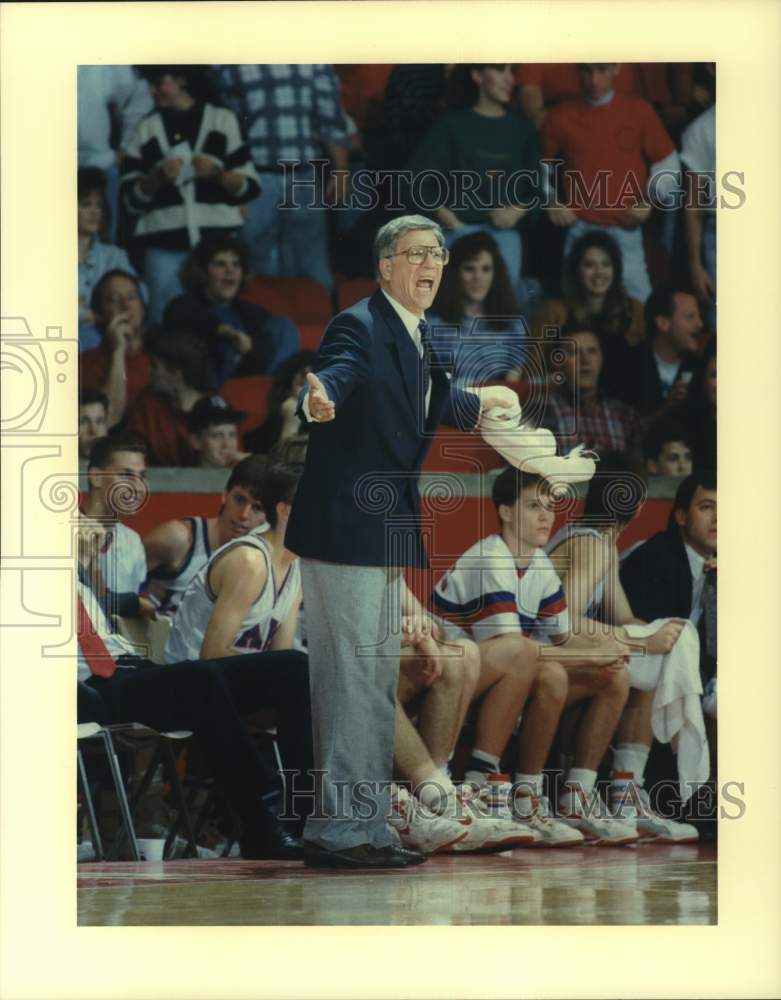 1990 Press Photo Clear Lake High basketball coach Bill Krueger disputes a call- Historic Images