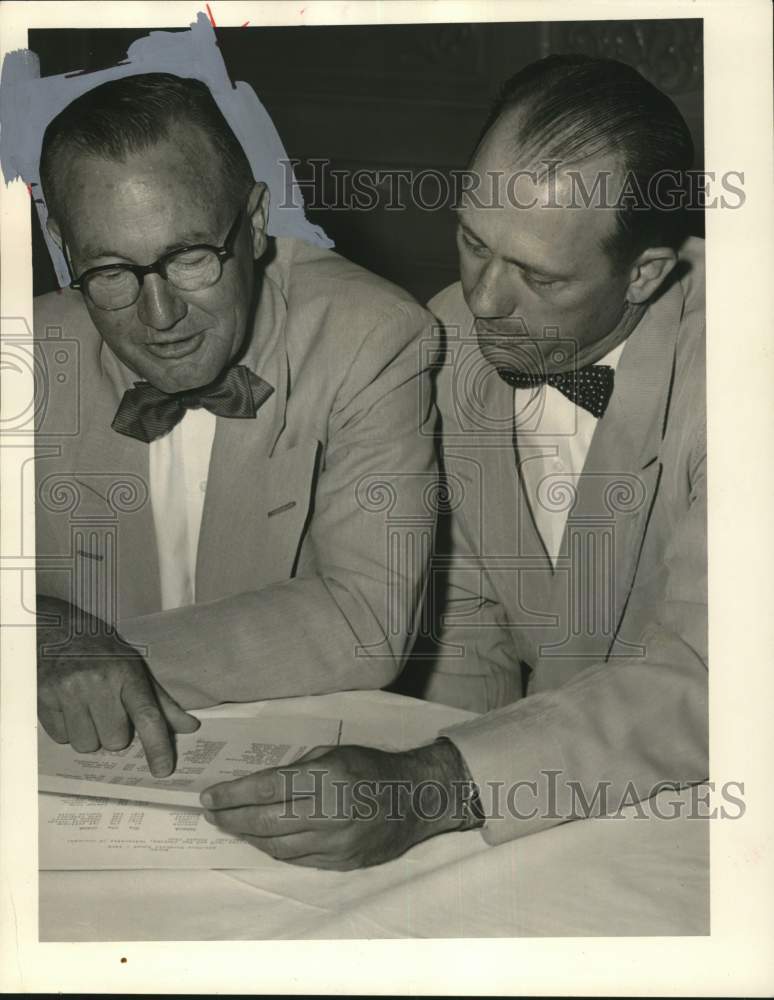 1965 Press Photo Rhea Williams and Rodney Kidd review sports document - Historic Images