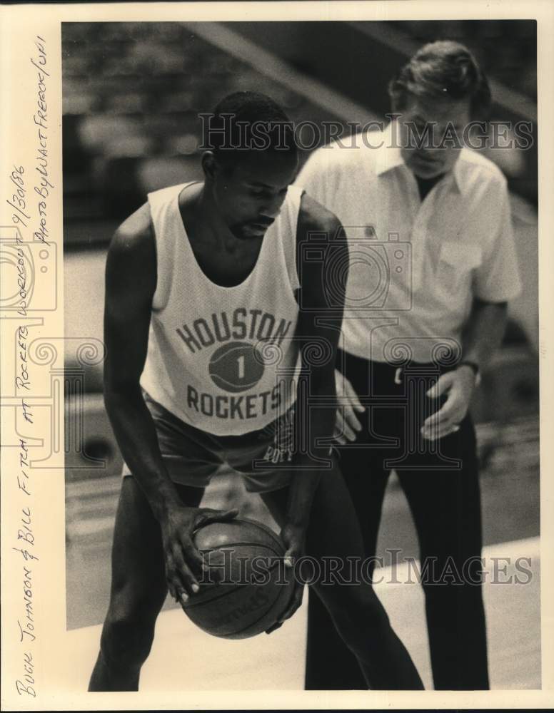 1986 Press Photo Houston Rockets player Buck Johnson and Bill Fitch at practice - Historic Images