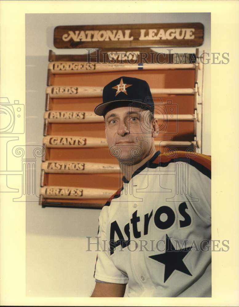 1989 Press Photo Houston Astros Baseball Manager Art Howe with Division Bats- Historic Images