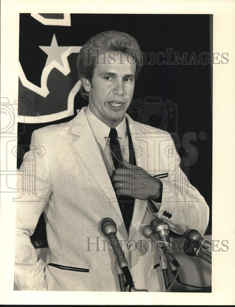 1984 Press Photo Houston Gamblers Football Coach John Jenkins Talks to Press - Historic Images