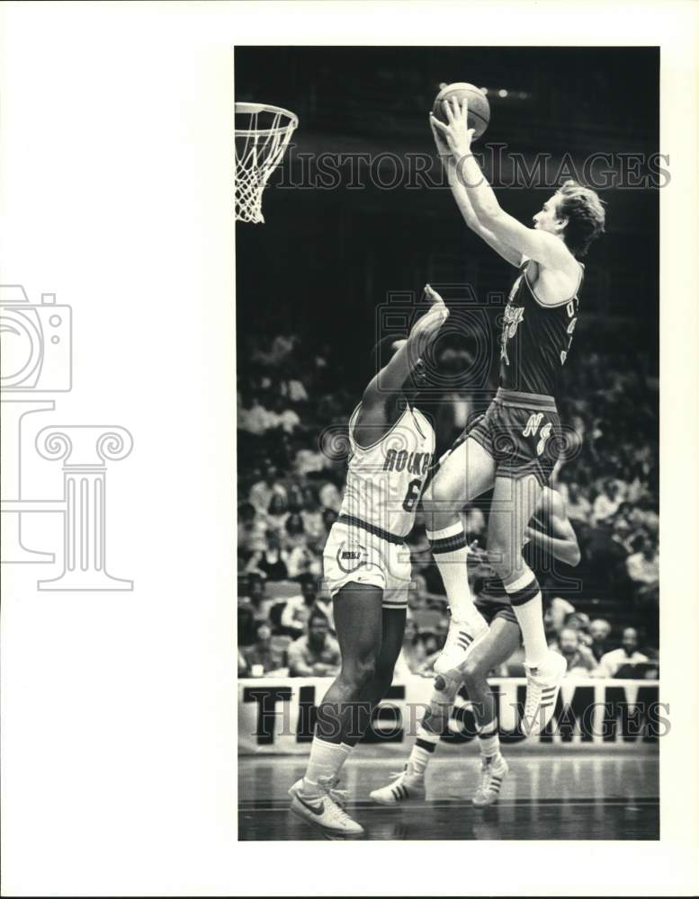 1981 Press Photo New Jersey Nets Basketball Player Tom Henderson Shoots - Historic Images