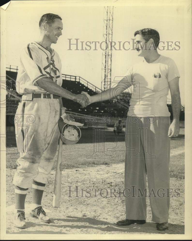 1943 Press Photo Baseball player Aubrey Graham receives congratulations - Historic Images