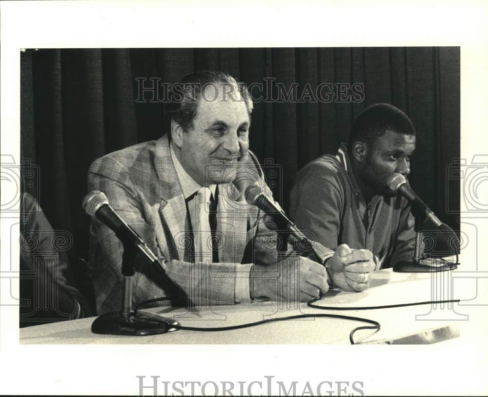 1983 Press Photo University of Houston basketball coach Guy Lewis and player - Historic Images