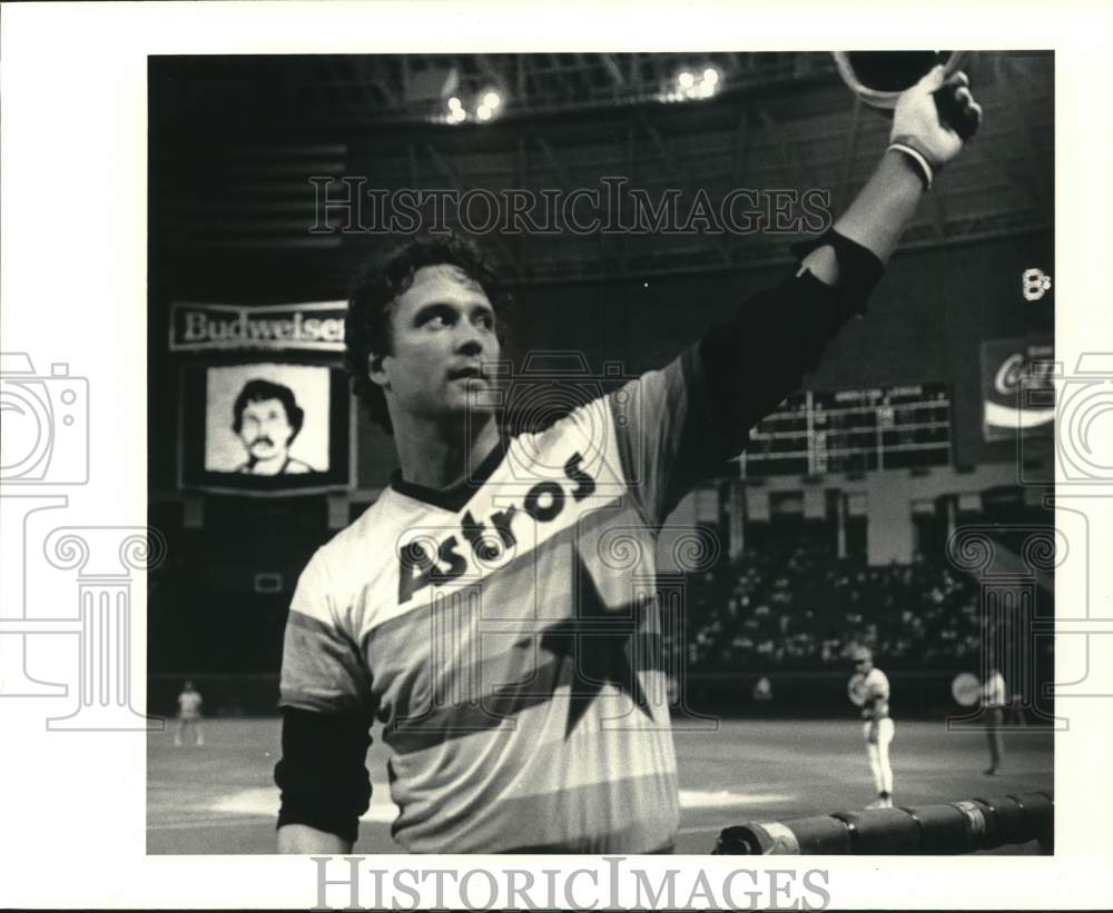 1981 Press Photo Houston Astros Baseball Player Bob Knepper Waves to Crowd - Historic Images
