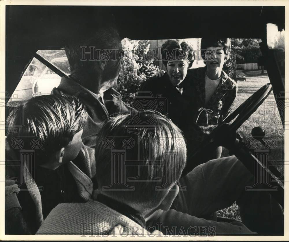 Press Photo Baseball Manager Johnny Keane Speaks to Women from Car with Children- Historic Images