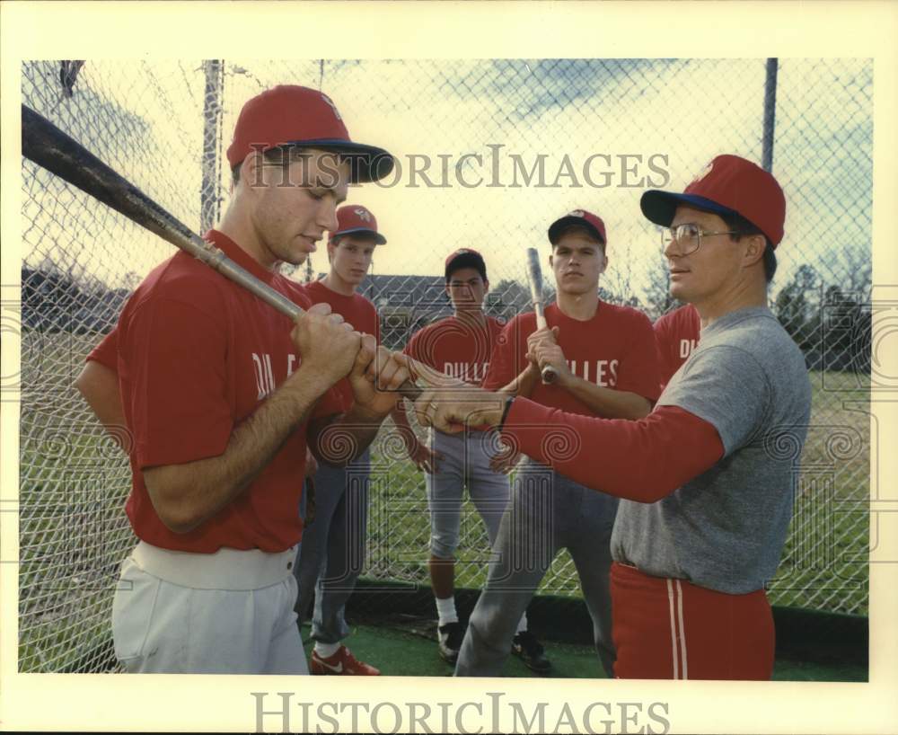 1990 Press Photo Dulles baseball coach Roy Kinnan and players at practice- Historic Images