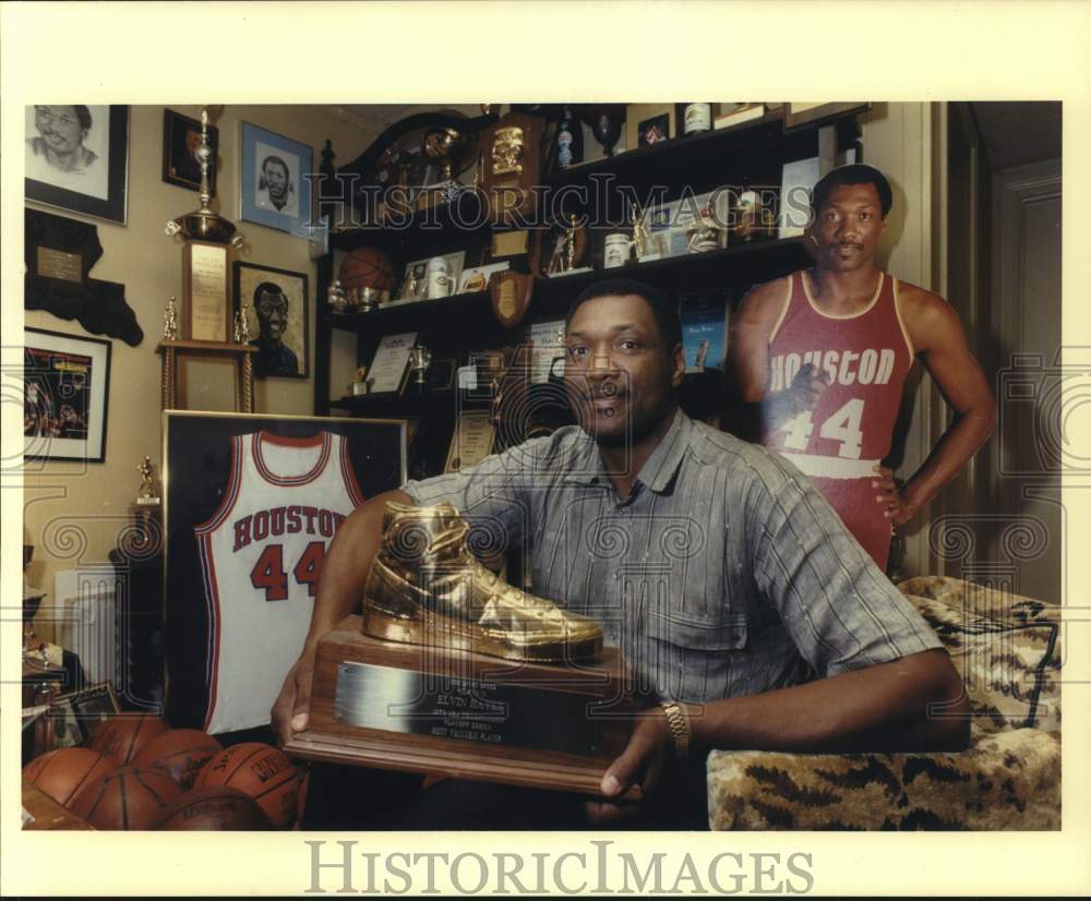 1990 Press Photo Former NBA great Elvin Hayes at home with memorabilia - Historic Images