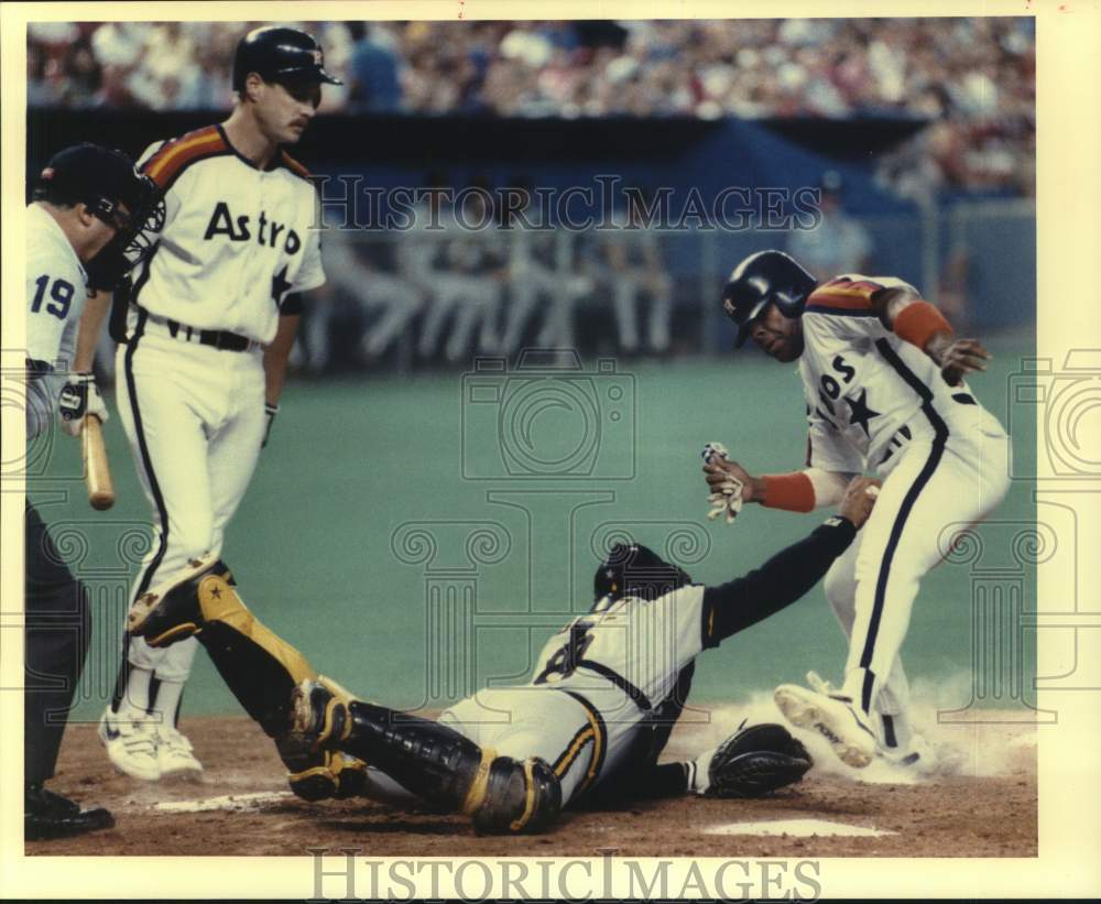 1989 Press Photo Pittsburgh Pirate Junior Ortiz Tags Houston Astro Billy Hatcher- Historic Images