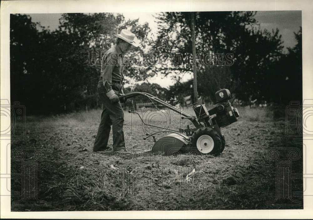 1975 Press Photo Former TV Personality John Henry Faulk Tills His Country Garden - Historic Images