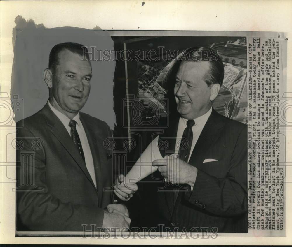 1958 Press Photo K.C. Athletics president Arnold Johnson, Harry Craft in Chicago - Historic Images