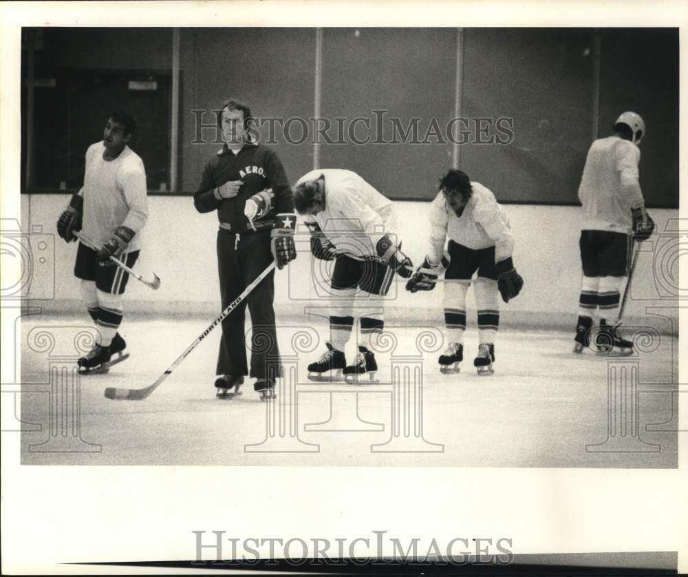 1976 Press Photo Houston Aeros hockey coach Bill Dineen, leads training camp - Historic Images