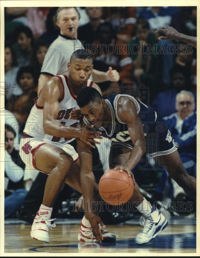 1990 Press Photo University of Houston Basketball Player Derrick Daniels in Game - Historic Images