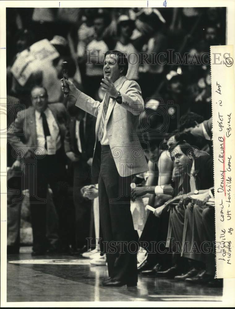 Press Photo Louisville college basketball coach Denny Crum on sideline- Historic Images