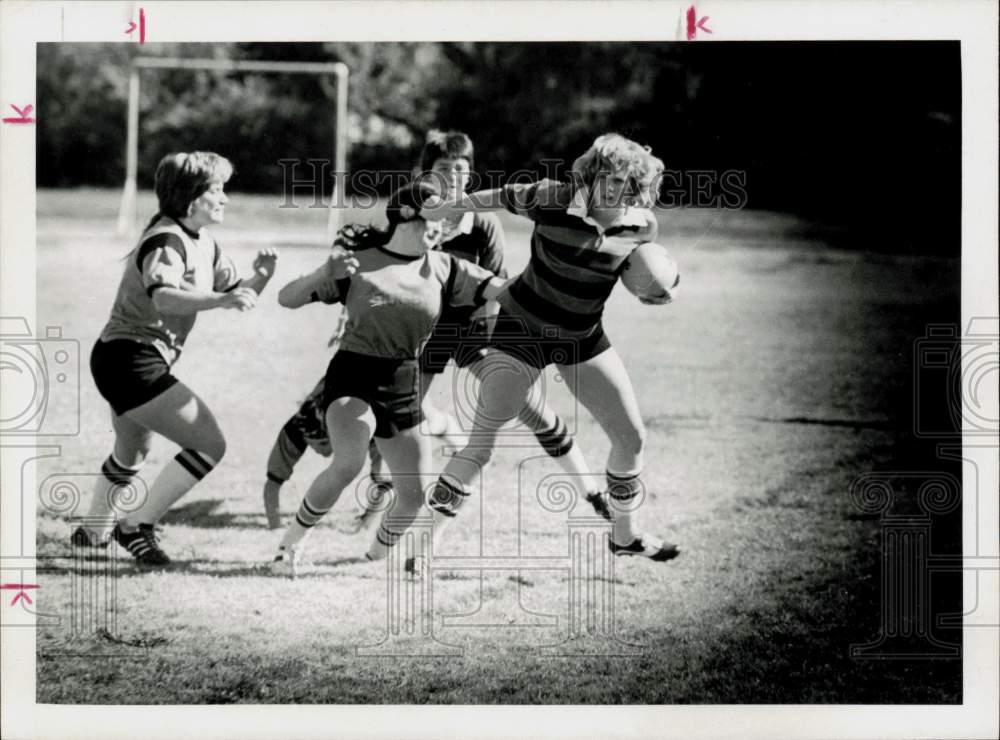 1975 Press Photo Women&#39;s rugby team game action - hps27063 - Historic Images