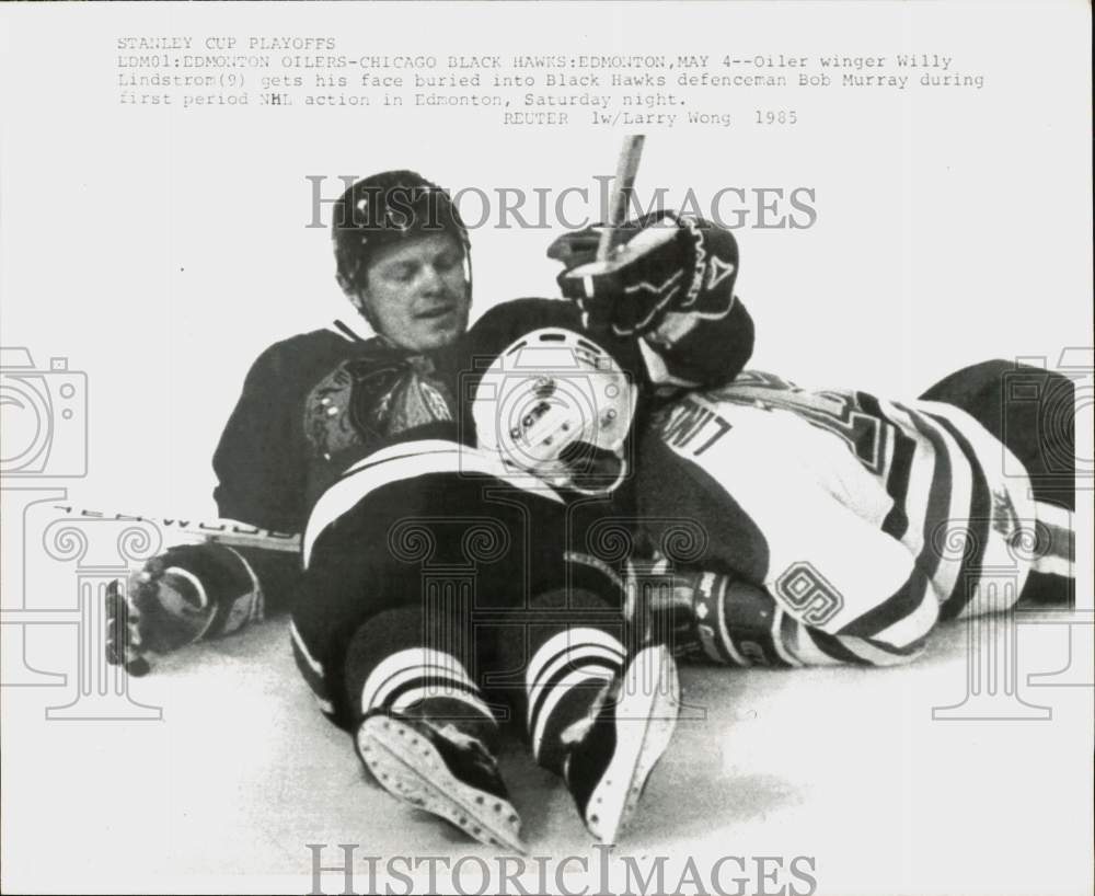 1985 Press Photo Oilers vs. Blackhawks in Stanley Cup Playoffs in Edmonton.- Historic Images