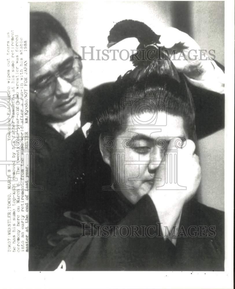 1988 Press Photo Yasuhiro Futahaguro removes top-knot from son Yokozuna in Tokyo- Historic Images