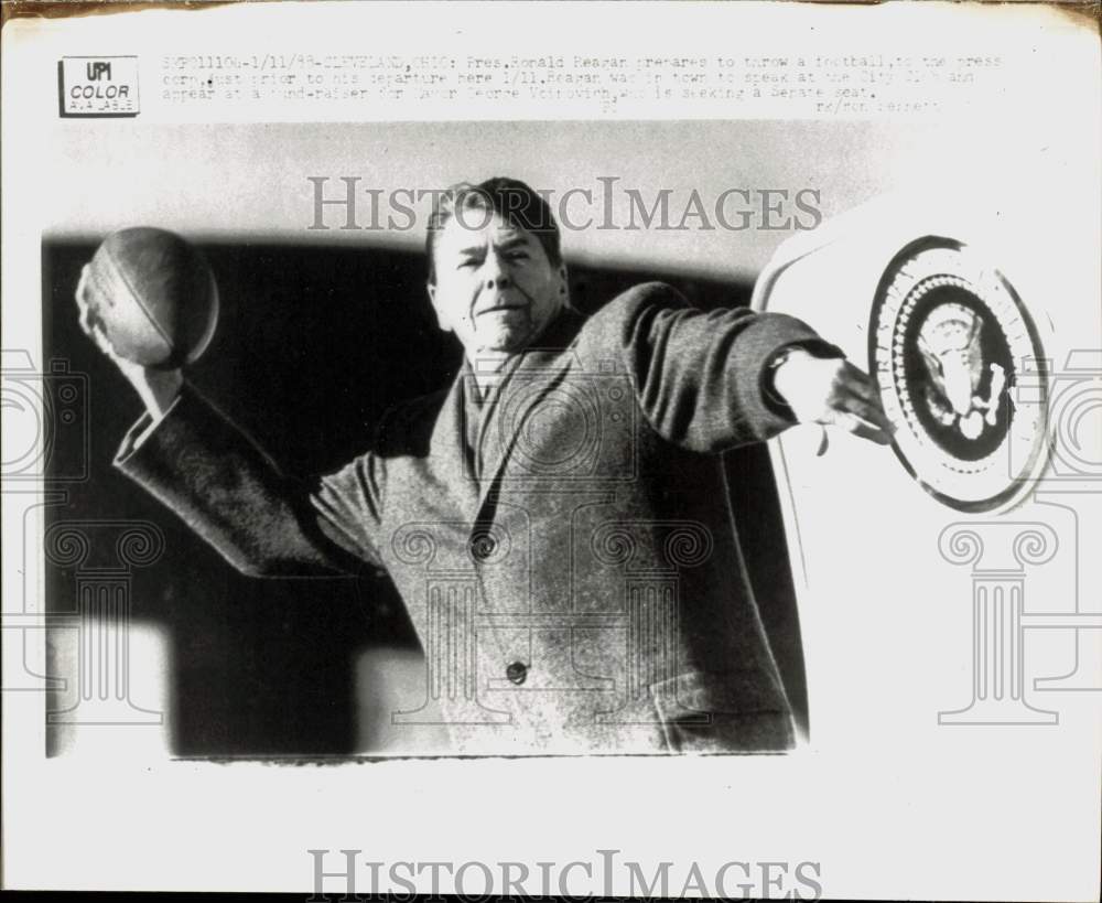 1988 Press Photo President Reagan throws football to press in Cleveland, Ohio - Historic Images