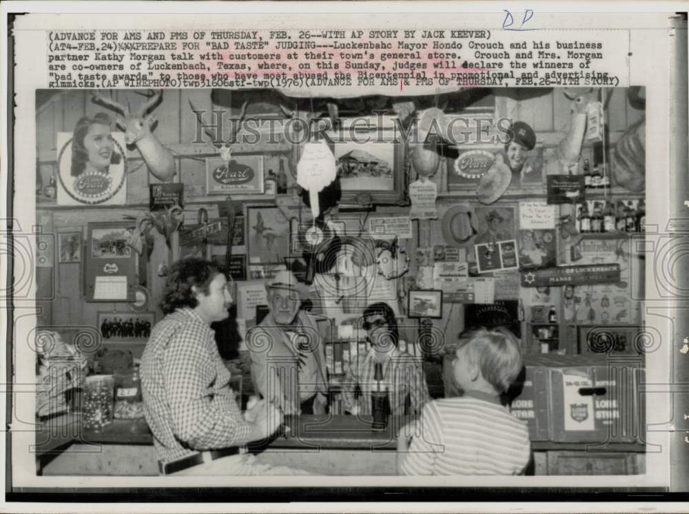 1976 Press Photo General store owners &amp; customers in Luckenbach, Texas - Historic Images