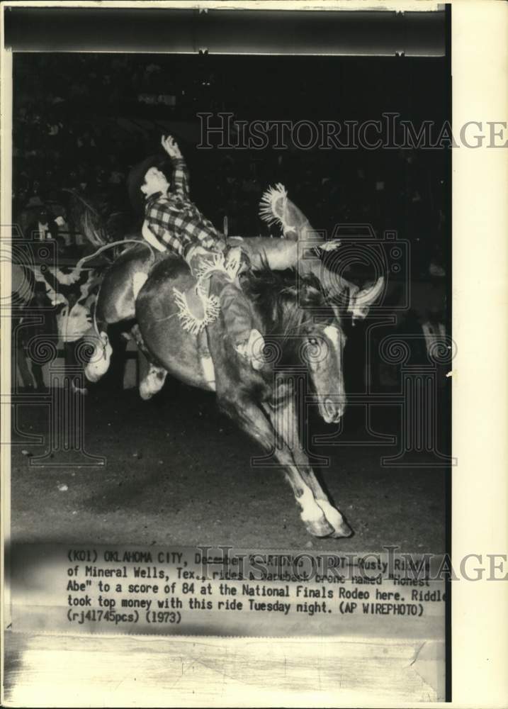 1973 Press Photo Rusty Riddle rides bareback bronc at rodeo in Oklahoma City - Historic Images