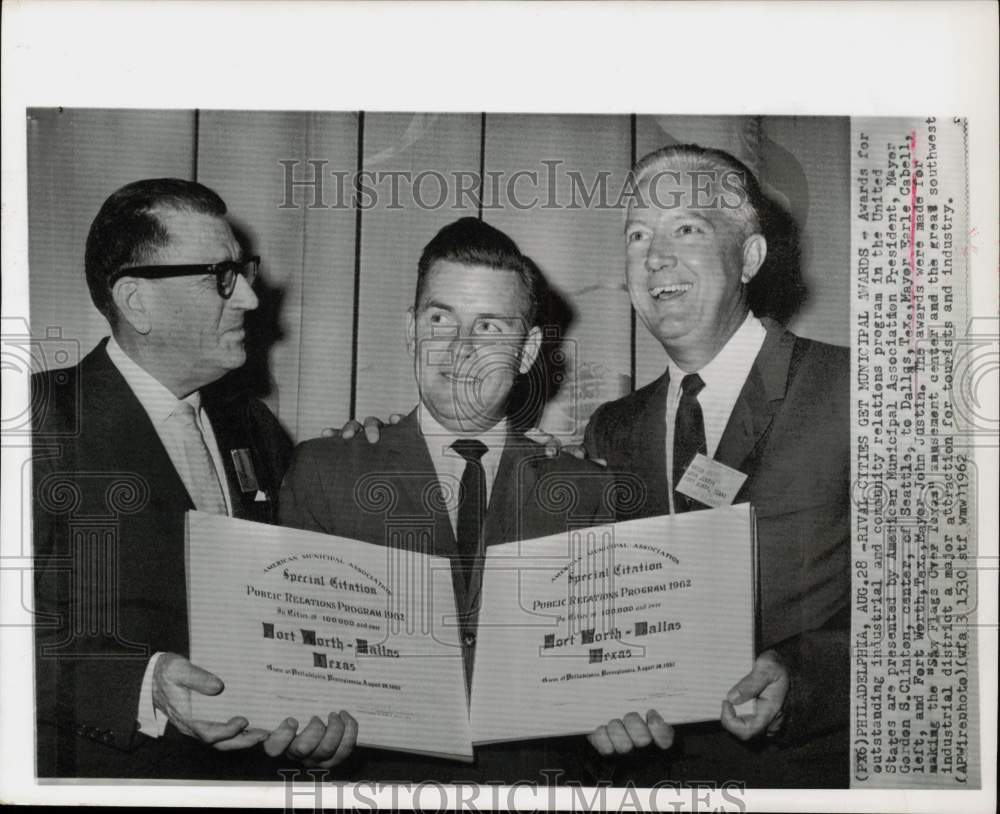 1962 Press Photo Texas Mayors Earle Cabell and John Justin receive awards. - Historic Images