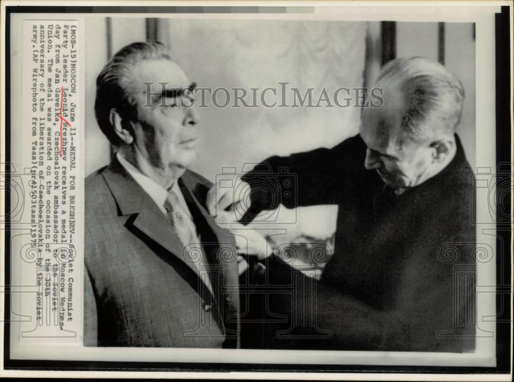 1975 Press Photo Leonid Brezhnev presented medal by Jan Gavelka in Moscow. - Historic Images
