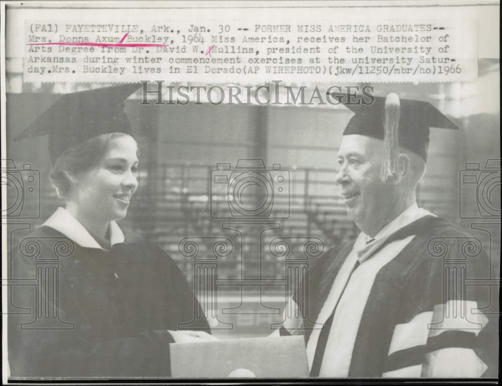 1966 Press Photo Former Miss America Donna Axum Buckley receives BA from college - Historic Images