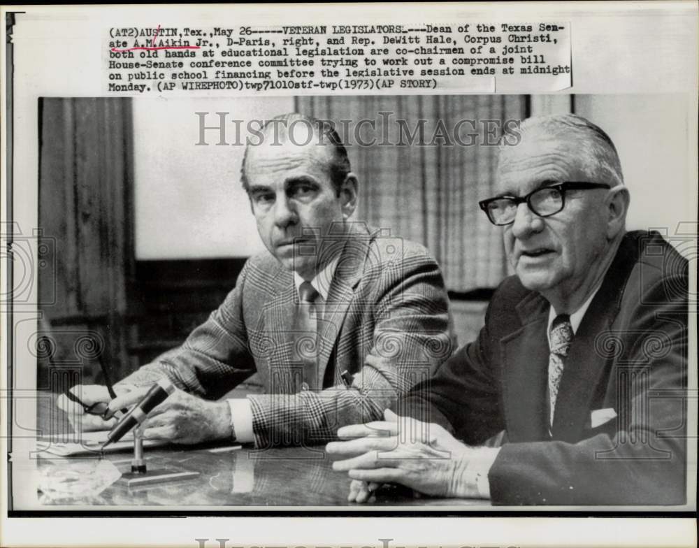 1973 Press Photo A.M. Aikin and DeWitt Hale confer at Texas House-Senate meeting - Historic Images