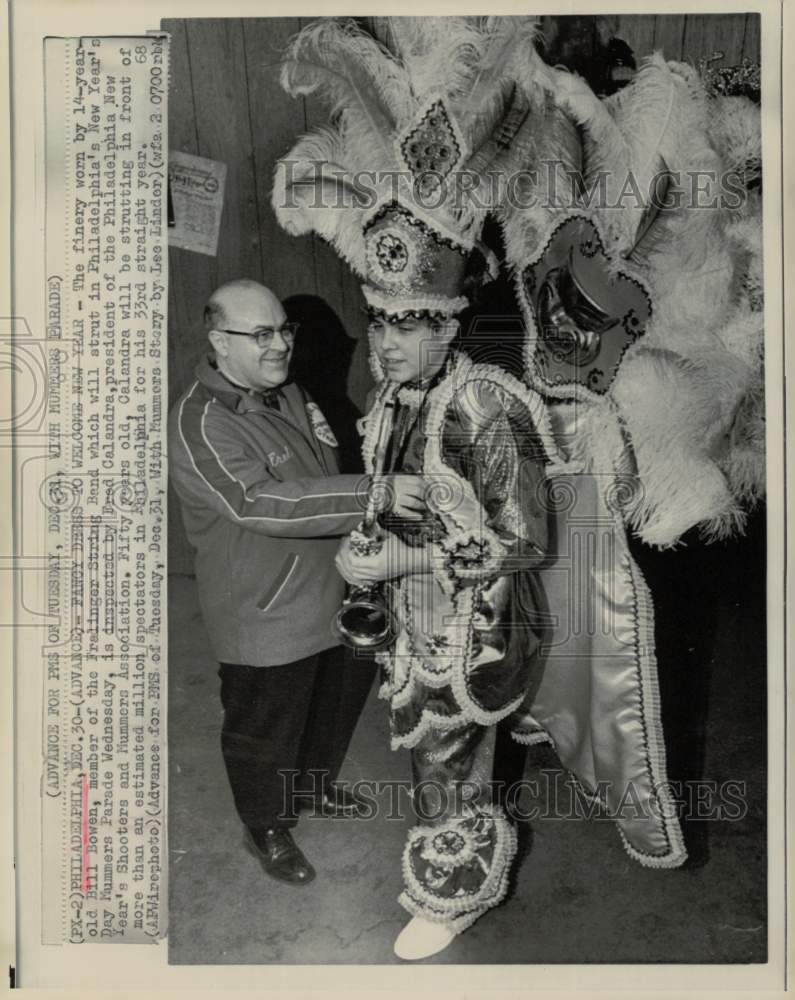 1968 Press Photo Fred Calandra Checks Bill Bowen&#39;s New Year&#39;s Parade Garb, PA- Historic Images