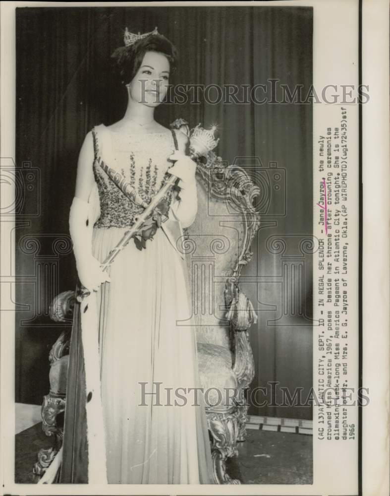 1966 Press Photo Miss America Jane Jayroe Poses with Throne, Atlantic City- Historic Images