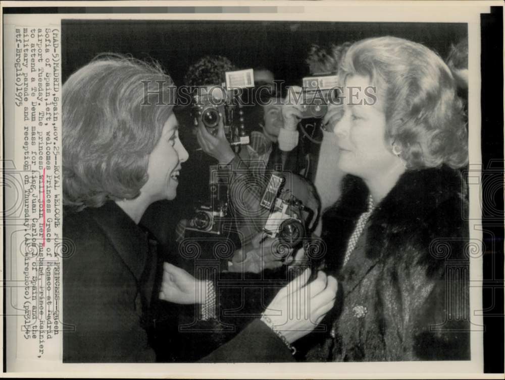 1975 Press Photo Princess Grace welcomed by Queen Sofia at Madrid, Spain airport- Historic Images