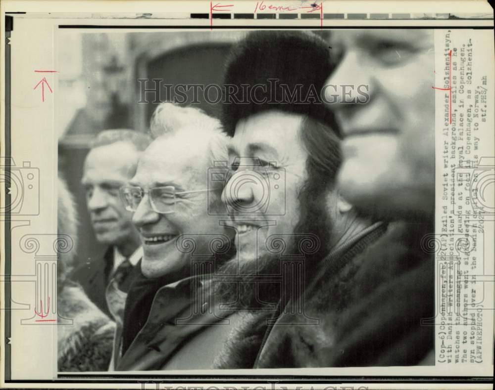 1974 Press Photo Alexander Solzhenitsyn watches Copenhagen&#39;s changing of guard.- Historic Images