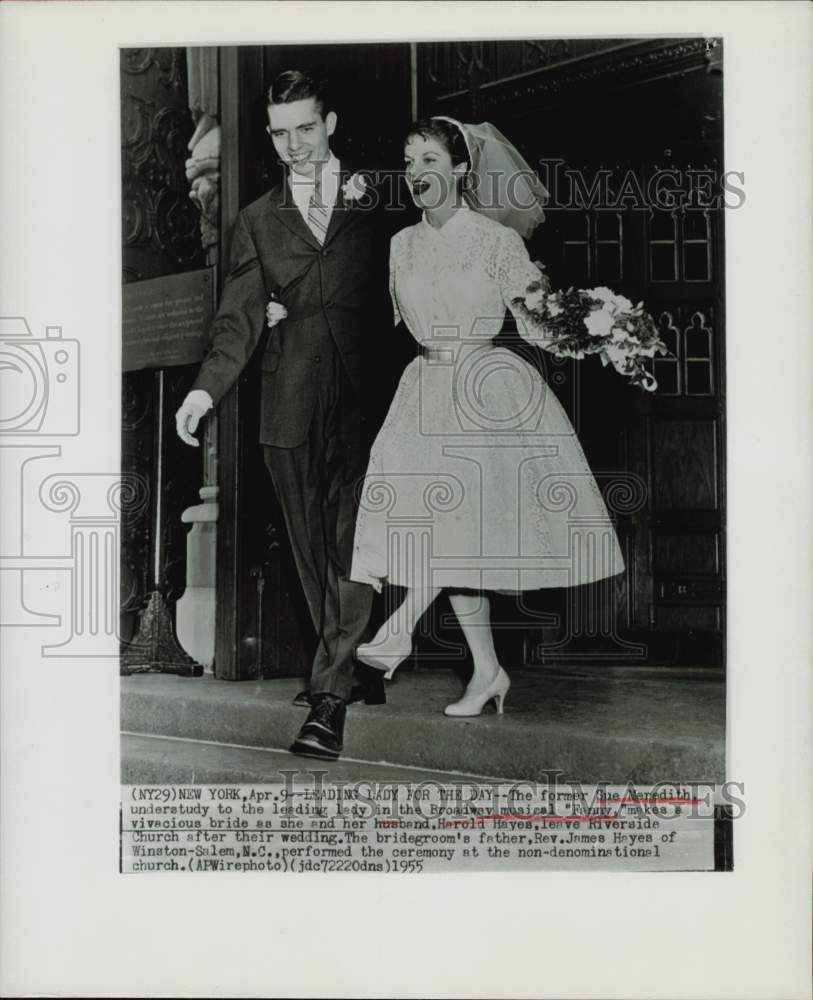 1955 Press Photo Sue Meredith and Harold Hayes leave New York church after wed.- Historic Images