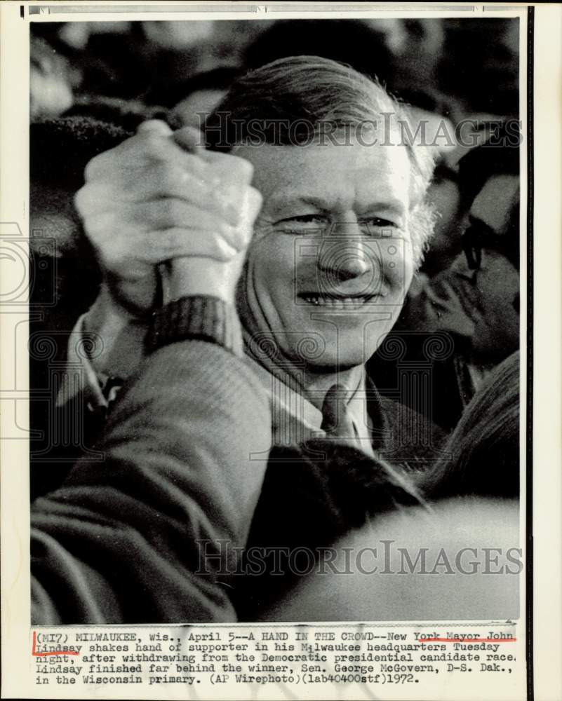 1972 Press Photo New York&#39;s John Lindsay shakes supporter hand in Milwaukee, WI.- Historic Images