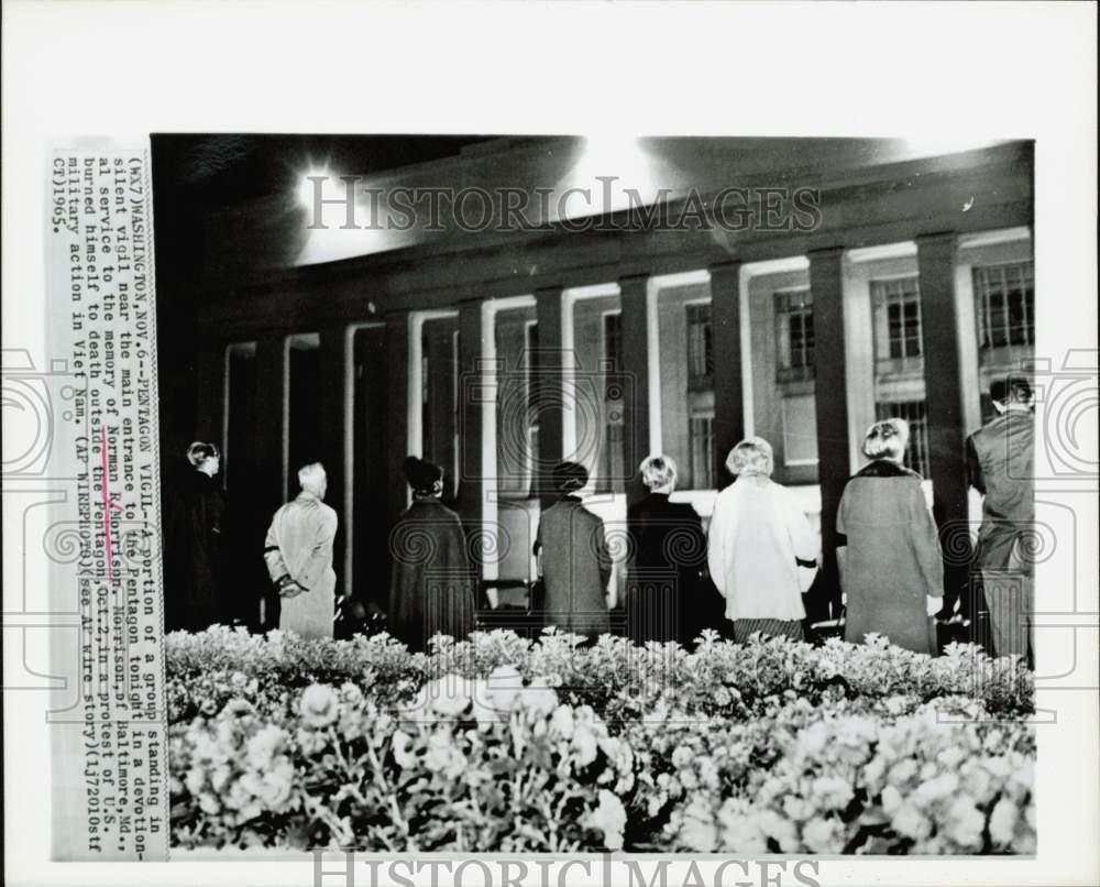 1965 Press Photo Group at Pentagon vigil for Norman R. Morrison. - hpw42219- Historic Images