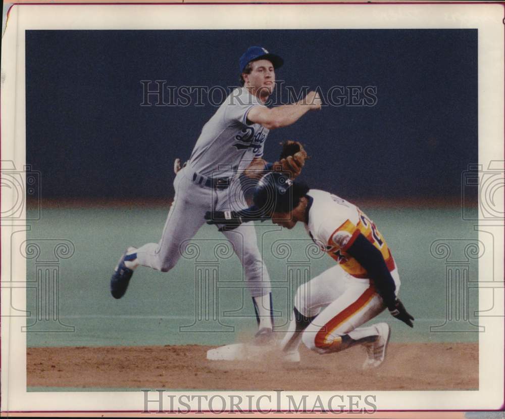 1985 Press Photo Dodgers&#39; Baseball Player Steve Sax with Jose Cruz in Game - Historic Images