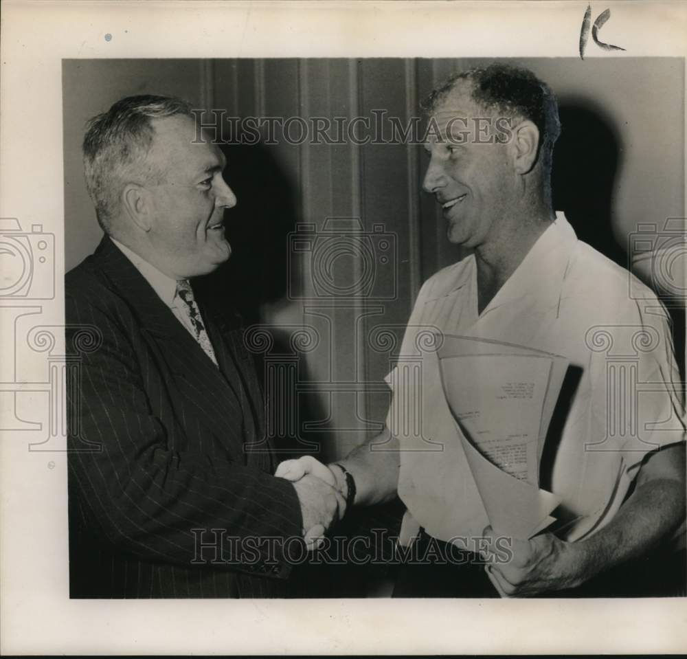 1958 Press Photo Bill Veeck of Baseball shakes hands with Hornsby - hpx00073 - Historic Images