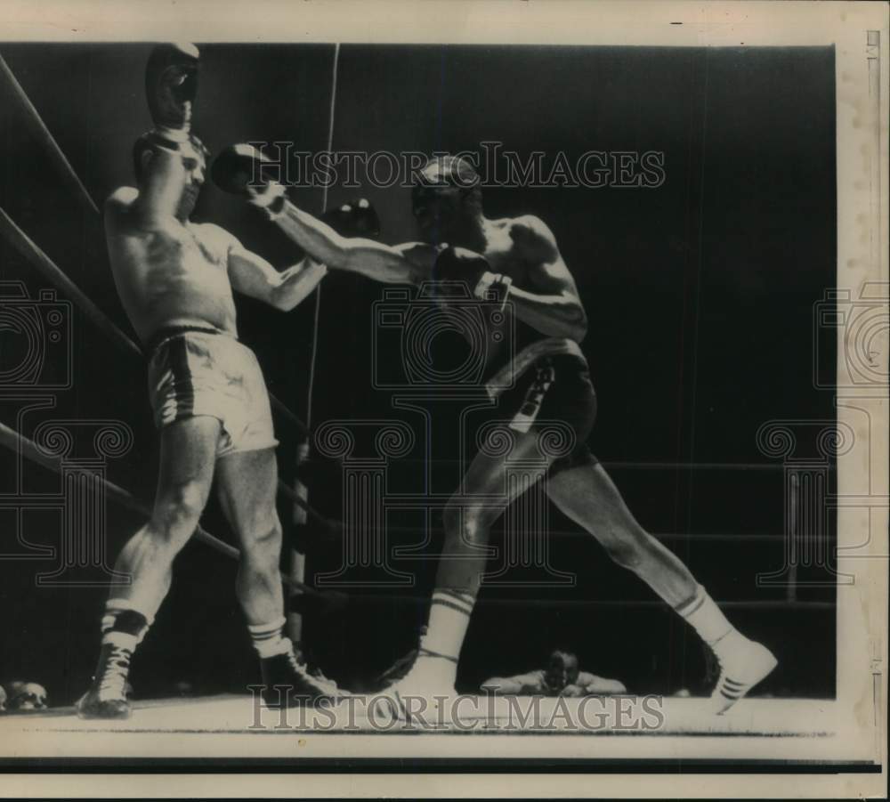 1968 Press Photo Curtis Cokes and Jean Josselin in Paris Boxing Match- Historic Images