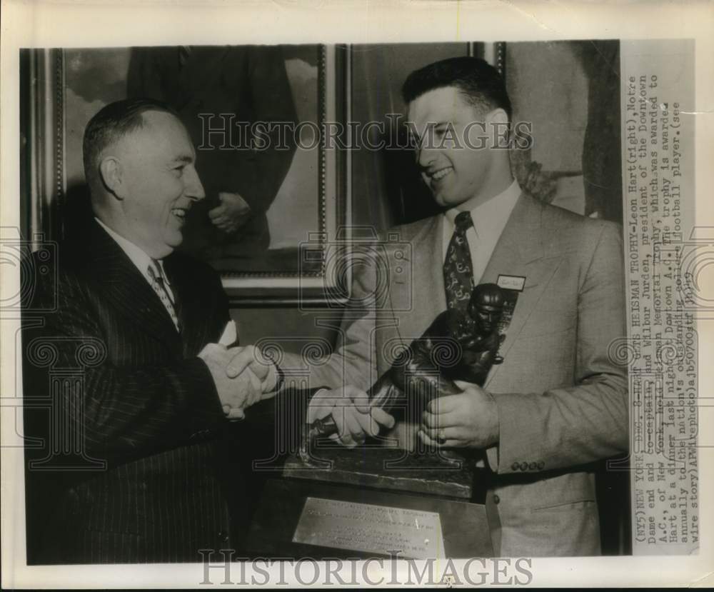 1949 Press Photo Leon Hart and Wilbur Jurden hold Heisman Trophy in New York- Historic Images