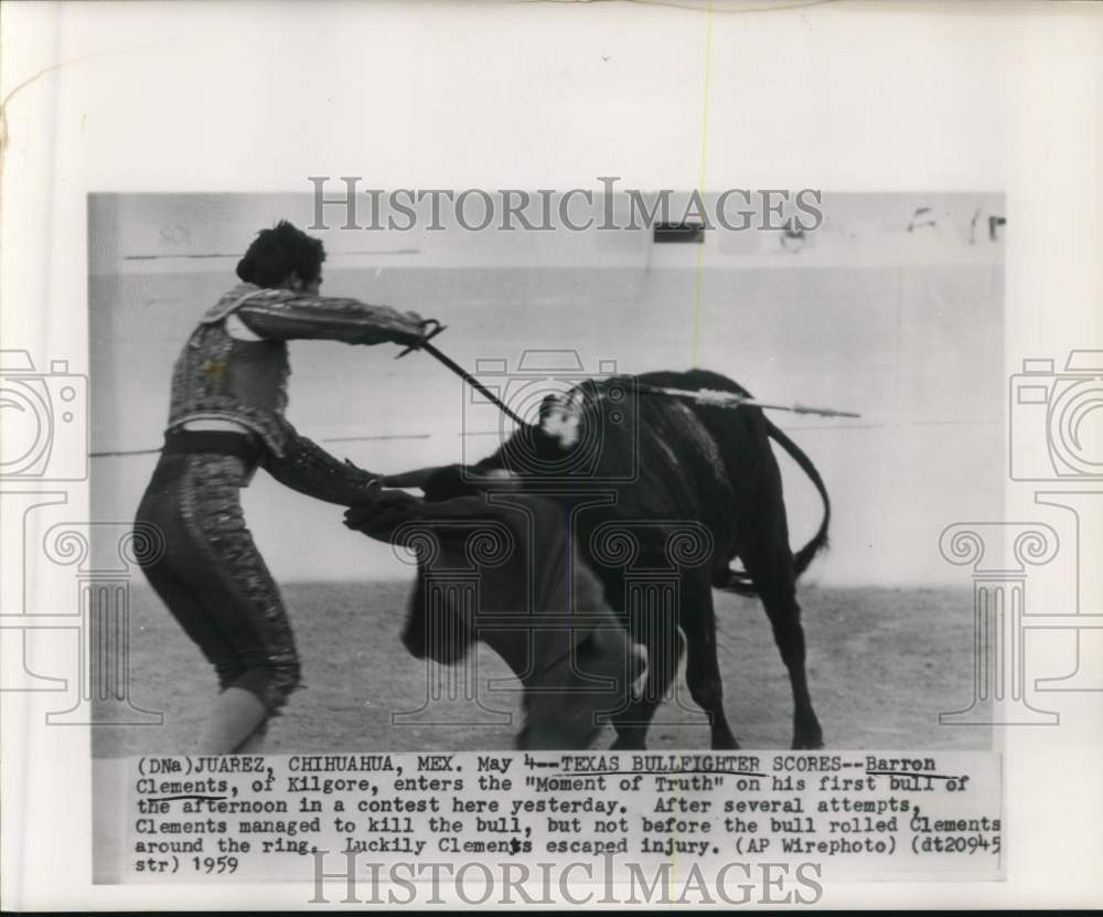 1959 Press Photo Barron Clements in Bull Fight in Juarez, Chihuahua, Mexico- Historic Images