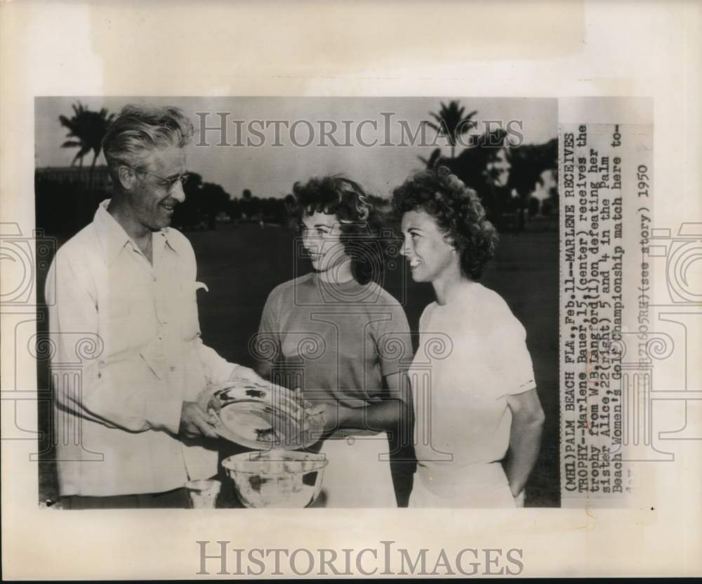 1950 Press Photo Marlene Bauer awarded at Palm Beach Women&#39;s Golf Championship- Historic Images