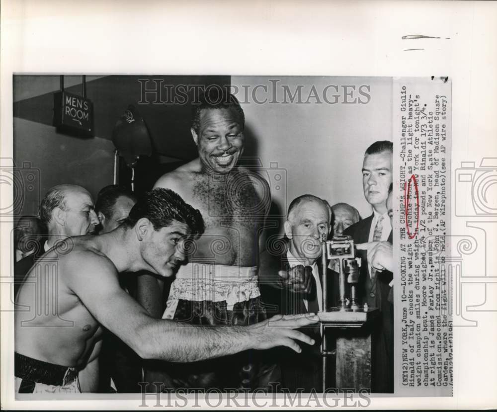 1961 Press Photo Boxer Giulio Rinaldi checks weight of Archie Moore in New York - Historic Images